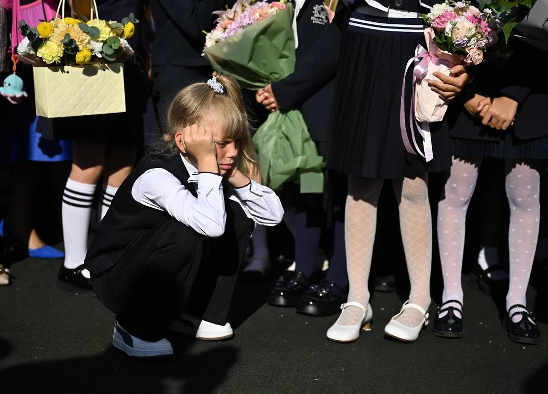 В Ульяновской области 12 летняя школьница умерла на линейке 1 сентября В поселке Октябрьский Чердаклинского района во время школьной линейки 1 сентября скончалась 12 летняя девочка из за жары По данным администрации района около 10 30 MSK 1 девочка потеряла сознание Медсестра попыталась оказать ребенку первую помощь но безуспешно Девочку срочно доставили в больницу на машине одного из преподавателей но реанимационные мероприятия не помогли Установлено что девочка была инвалидом с пороком сердца и кардиостимулятором Причину смерти установят после вскрытия Администрация района выразила соболезнования родителям и близким девочки kommersant volga
