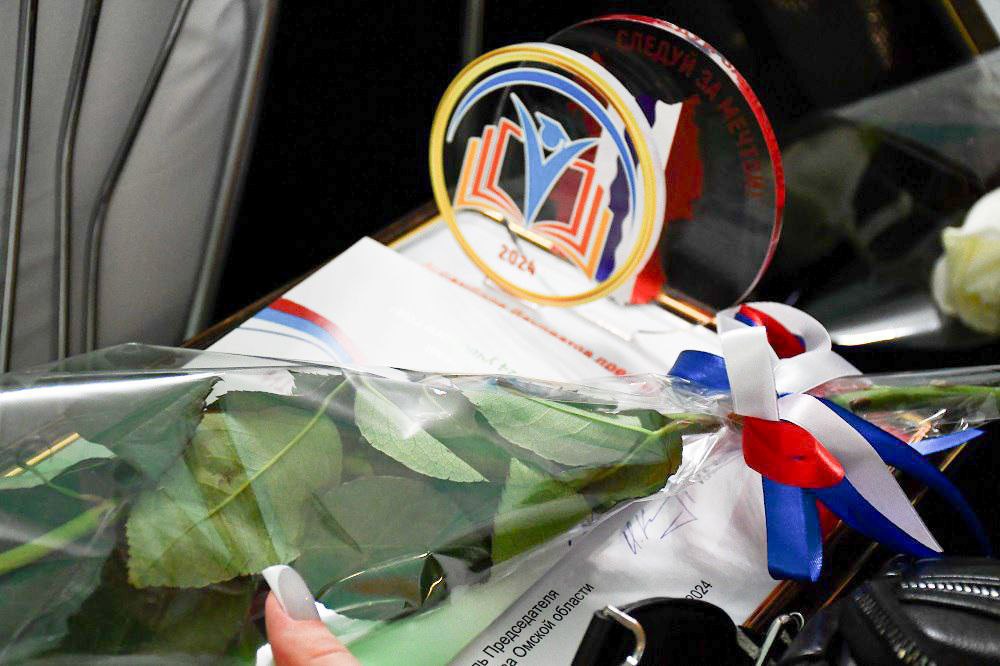 Виталий Хоценко поздравил молодых людей вошедших в число лауреатов премии Губернатора Омской области Обладателями премии станут 48 одарённых школьников и студентов добившихся успехов в учёбе науке спорте и творчестве В этом году 48 школьников и студентов станут лауреатами премии Губернатора Омской области Победителей определили в шести номинациях Социально значимая общественная деятельность Любительский спорт Художественное творчество Профессиональное мастерство Научно техническое творчество Учебно исследовательская деятельность Поздравляю ребят Гордимся их успехами сообщил Губернатор Омской области Виталий Хоценко   Премия Губернатора Омской области учреждена в 2017 году и направлена на поддержку талантливой молодёжи региона Её лауреатами становятся школьники и студенты в возрасте от 14 до 25 лет показавшие выдающиеся результаты в интеллектуальной деятельности творческих конкурсах спортивных состязаниях проходивших в течение учебного года В 2025 году когда Омская область носит почётное звание Молодёжной столицы России вручение премий станет особенно символичным как признание вклада молодых омичей в развитие региона и его будущего