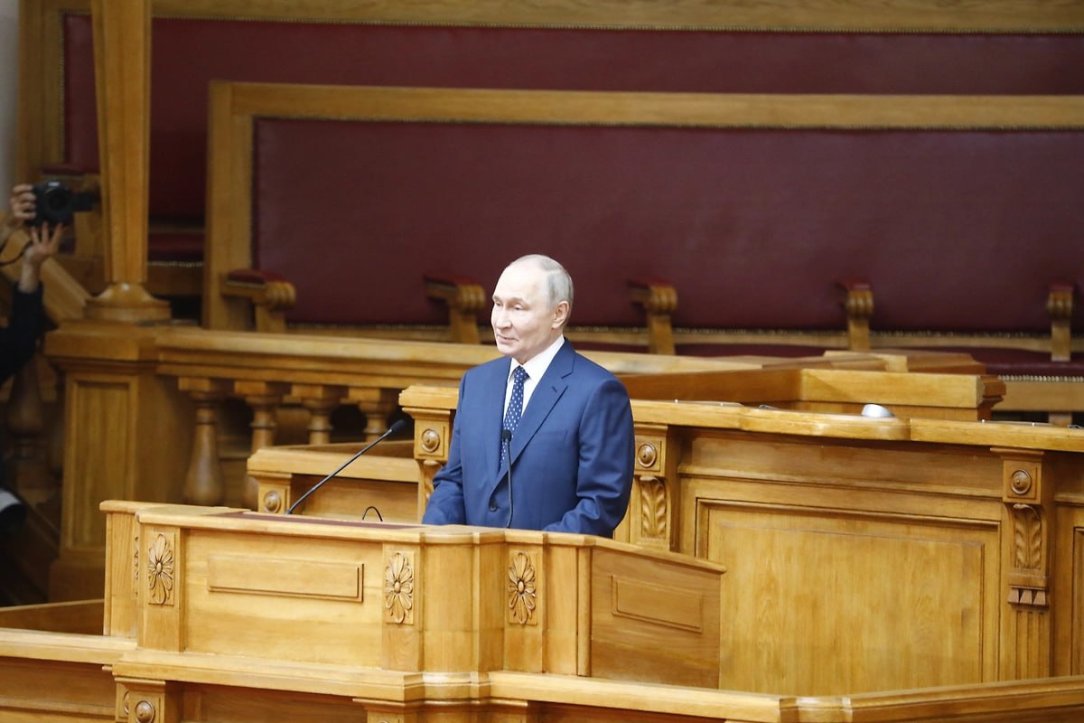 Путин на грядущей неделе примет участие в саммите ОДКБ в Киргизии Президент РФ Владимир Путин на предстоящей неделе совершит государственный визит в Киргизию где примет участие в саммите Организации Договора о коллективной безопасности ОДКБ в Бишкеке Об этом сообщил журналист ВГТРК Павел Зарубин В ходе визита также запланированы двусторонние встречи с руководством республики Ожидается что стороны обсудят вопросы укрепления союзнических отношений сотрудничество в сфере безопасности торговлю и гуманитарные проекты