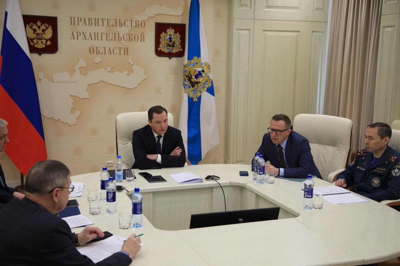 Губернатор Архангельской области Цыбульский рассказал о начале подготовки к паводку Готовность к паводку сегодня обсуждалась на совещании О готовности к обеспечению безопасности прохождения паводкоопасного периода и пожароопасного сезона 2026 года которое провел в режиме видеоконференцсвязи заместитель председателя правительства РФ Дмитрий Патрушев Со слов главы региона Александра Цыбульского для Архангельской области прогноз в целом спокойный но главный риск каждого сезона ледовые заторы Традиционно самые сложные участки Северная Двина Пинега и Мезень На этих реках существует вероятность подтопления некоторых населенных пунктов Подготовку к паводку начали заранее У нас уже создан оперативный штаб утвержден план действий увеличено федеральное финансирование на проведение подготовительных мероприятий из федерального бюджета направлено 35 9 млн рублей Еще почти 12 млн рублей предусмотрели в областной казне из них 4 млн на работу ледокольного флота Специалисты уже обследуют реки следят за состоянием льда и при необходимости готовы проводить взрывные мероприятия чтобы не допустить серьезных заторов За гидрологической обстановкой в регионе организуют постоянное наблюдение будут работать более 100 постов Северного УГМС которые собирают данные по уровню воды и состоянию льда На основе этой информации готовятся превентивные меры чтобы максимально снизить риск подтопления домов и важных объектов Фото пресс службы губернатора