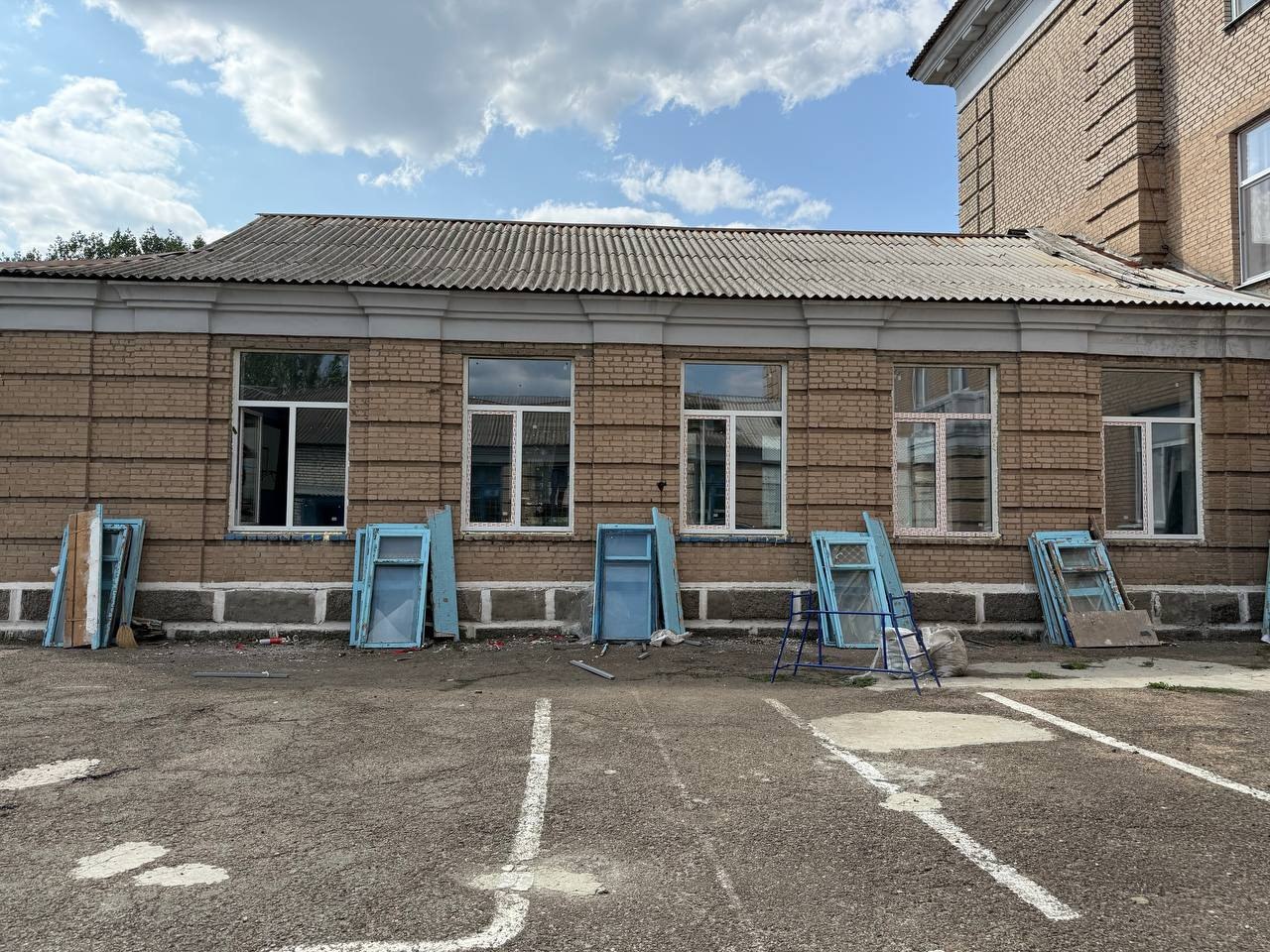 В рамках подготовки образовательных учреждений к осенне-зимнему периоду в спортивном зале Ровеньковской школы № 5 им. «Молодой гвардии» выполнены работы по замене оконных блоков. Ведутся отделочные работы. Данный спортивный зал используется не только для проведения уроков, но и для различных мероприятий и праздников. Замена оконных блоков позволит создать более комфортные условия для занятий спортом и проведения школьных торжеств. Обновленный спортзал станет еще одним шагом к созданию уютной и современной образовательной среды.