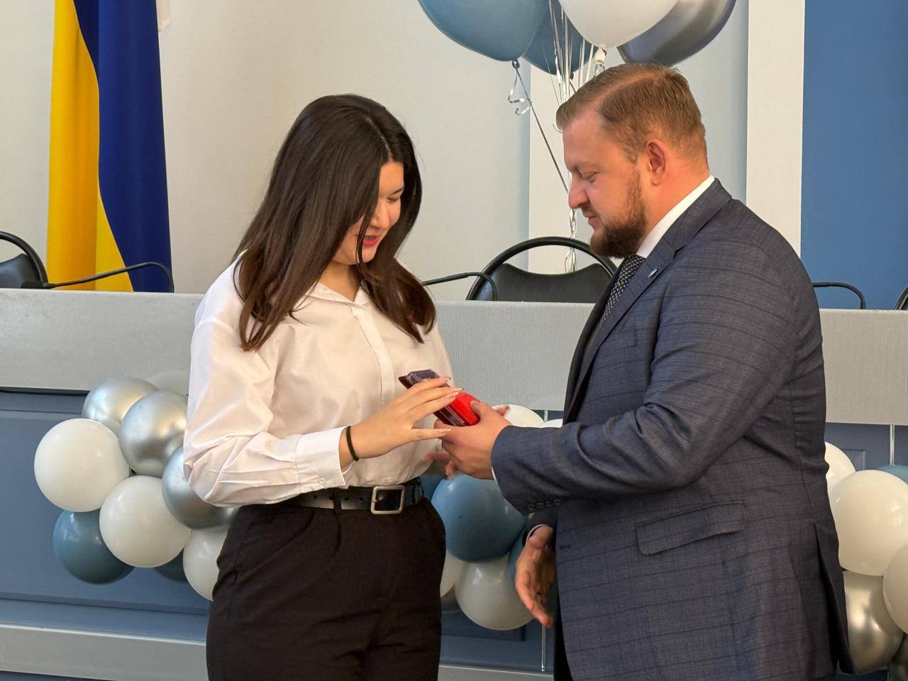 Сегодня в актовом зале Администрации звучали фанфары в честь тех, чьи знания, настойчивость и трудолюбие стали примером для сверстников и гордостью для всего города Батайска.  Выпускники 2025 года получили почётные медали «За особые успехи в учении».    43 золотых и 39 серебряных медалистов — это не просто статистика, а десятки историй целеустремлённости, таланта и любви к делу. Эти выпускники — победители всероссийских олимпиад, авторы исследовательских работ, активисты «Движения Первых» и юнармейских отрядов, будущие врачи, инженеры, учёные и педагоги.    16 золотых медалистов удостоены региональной награды «За особые успехи выпускнику Дона» — знак высшего признания на уровне Ростовской области.  Вручение провели исполняющий обязанности Главы города Батайска Валентин Кукин и председатель городской Думы Оксана Тумко.    Администрация города выражает благодарность директорам школ, педагогам и родителям — за высокий уровень подготовки выпускников и вклад в развитие образования в Батайске.    Поддержка талантливой молодёжи и создание условий для её развития остаются приоритетом для муниципалитета.     Выпускникам желаем уверенности, новых достижений и успешного будущего!