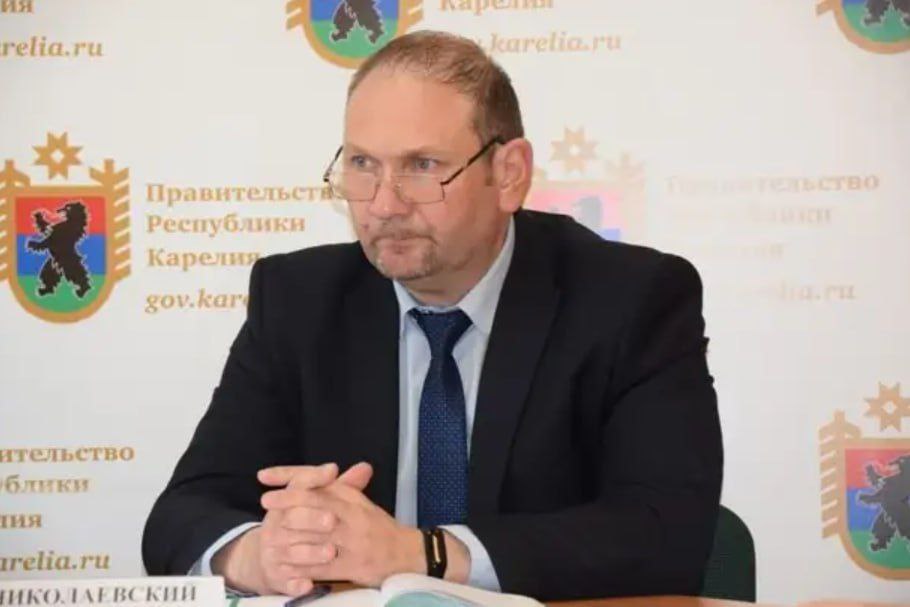 ‼ В отношении экс-Заместителя министра природопользования и экологии Республики Карелия Павла Николаевского, добровольно покинувшего столь высокий пост, возбуждено уголовное дело. Так же широко известно, что Николаевский в прошлом являлся сотрудником правоохранительных органов, в нулевых он занимал должность зам. начальника ОБНОН УВД г. Петрозаводска и имел дружеские связи с экс-мэром Петрозаводска Владимиром Любарским, служившим в том же подраздедении. В настоящее время оба чиновника обвиняются по коррупционным статьям.