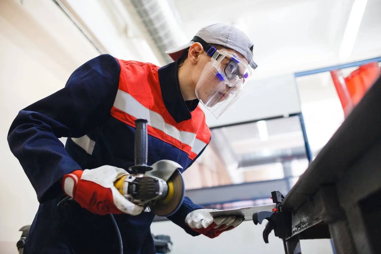 Девятиклассники не сдавшие экзамены смогут бесплатно освоить рабочую профессию С 1 января вступил в силу закон позволяющий подросткам не получившим аттестат об основном общем образовании пройти бесплатное обучение по рабочей профессии Перечень направлений определят региональные власти Кубанские Новости   Мы в MAX