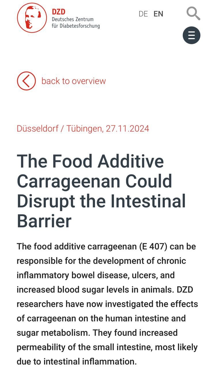 Воспаление мозга и диабет вызывает пищевая добавка, которую нашли ВООБЩЕ ВО ВСЕЙ ЕДЕ — немецкие учёные бьют тревогу.   Согласно свежему исследованию, сверхпопулярная E 407 каррагинан, буквально воспаляет ВЕСЬ организм. Последствия фатальны: язва слизистой, критическое повышение сахара в крови, воспаление кишечника и даже мозга.   Исследования уже провели на мужчинах — хуже всего пришлось полным добровольцам. У них снизилась чувствительность к инсулину и начала чаще воспаляться кровь в мозге.         Молочные продукты:  • Сметана • Творожные десерты • Йогурты • Молочные коктейли • Плавленые сыры • Мороженое  Мясные продукты:  • Колбасы  особенно варёные  • Ветчина • Мясные паштеты • Консервированное мясо  Кондитерские изделия:  • Зефир • Мармелад • Пудинги  Напитки:  • Шоколадное молоко • Растительные напитки  соевое, миндальное, кокосовое молоко  • Соусы и супы: • Используется в соусах, подливах и супах для улучшения консистенции.  Детское питание:  • Иногда добавляется в молочные смеси или десерты для малышей.  Учёные требуют срочной замены E 407.    Бэкдор