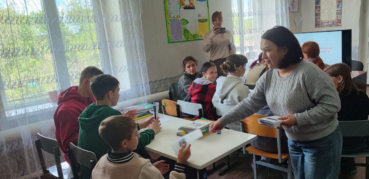 В рамках проведения XVIII Всероссийского специализированного форума «Современные системы безопасности - Антитеррор», 22 мая сотрудники Дома культуры пгт Михайловка совместно с педагогами Чапаевского УВК им В.А.Трушина провели профилактическое мероприятие «Современные системы безопасности – Антитеррор». Мероприятие направлено на повышение уровня знаний подростков о правилах поведения в чрезвычайных ситуациях и противодействии террористическим угрозам. Ребятам рассказали о современных системах безопасности, используемых для предотвращения террористических актов, а также объяснили, как распознавать потенциально опасные предметы и действовать при их обнаружении. Особый акцент был сделан на важность оперативного информирования правоохранительных органов и соблюдения спокойствия в подобных ситуациях. Участникам раздали тематические буклеты с алгоритмами действий при угрозе теракта, контактами экстренных служб и примерами подозрительных объектов.