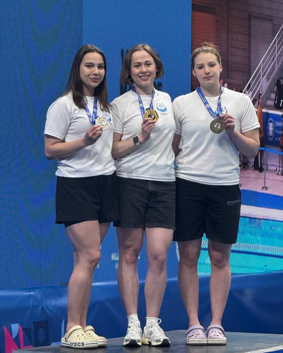 Петербуржцы стали бронзовыми призерами чемпионата мира по подводному спорту в закрытых помещениях В соревнованиях принимали участие более 260 спортсменов всех категорий из 44 стран. Владимир Погребенко завоевал бронзовую медаль в дисциплине «статическое апноэ». Евгения Гасилова стала бронзовым призером в дисциплине «апноэ 4х50» и 4-ой в дисциплине «скоростное апноэ 2х50». Оба тренируются в СШОР «Невская волна». Поздравляю! Отличный результат!
