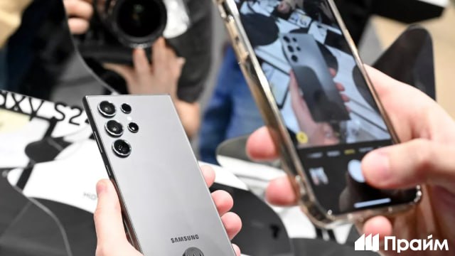 Россиян предупредили какие фото нельзя хранить в телефоне Далеко не все фотографии которые мы привыкли хранить на своих устройствах безобидны рассказала агентству Прайм доцент кафедры государственных и муниципальных финансов РЭУ им Г В Плеханова Мери Валишвили  Это касается не только деловой переписки или фото компрометирующего характера Последние год два интерес мошенников вызывают персональные данные потенциальных жертв Обладая данными паспорта и СНИЛС легко получить доступ к Госуслугам и оформить доступ а с помощью платежных данных к различным платным сервисам и приложениям Что же делать С привычкой делать фото своих документов и банковских карт лучше попрощаться любой смартфон может стать мишенью для хакеров Не отправлять документы по электронной почте или с помощью мессенджеров мошенники обладают ресурсами для взлома Рекомендуется удалять отправленные копии документов и не хранить их на облачных сервисах Не стоит хранить на мобильниках и селфи со своими документами многие сервисы используют именно такие фото для подтверждения личности при регистрации или авторизации Подписывайтесь на ПРАЙМ в MAX