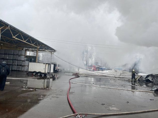 В огне на производстве красок на Волхонском шоссе есть пострадавший. Пожар тушили на 600 «квадратах»  По предварительной информации экстренных служб, при пожаре на производстве лакокрасочных изделий "Зигверк" на Волхонском шоссе пострадал один человек. Его личность устанавливается. От госпитализации пострадавший отказался.   Как сообщили в МЧС Ленобласти, на территории промзоны горело двухэтажное здание на 625 квадратных метрах. На месте работают более 50 сотрудников и 12 единиц техники. К моменту публикации открытое горение ликвидировано. Продолжаются работы по проливке. Общая площадь тления составляет около 100 квадратных метров.   В Управлении Роспотребнадзора по Ленобласти сообщили, что в связи с возгоранием проведут замеры воздуха на территории ближайшей жилой застройки  - СНТ Орбита-3.    ГКУ "Леноблпожспас", прокуратура Ленобласти