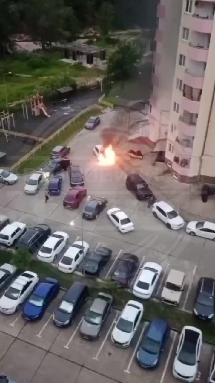 Припаркованный автомобиль сгорел в Кудепсте: причины возгорания неизвестны