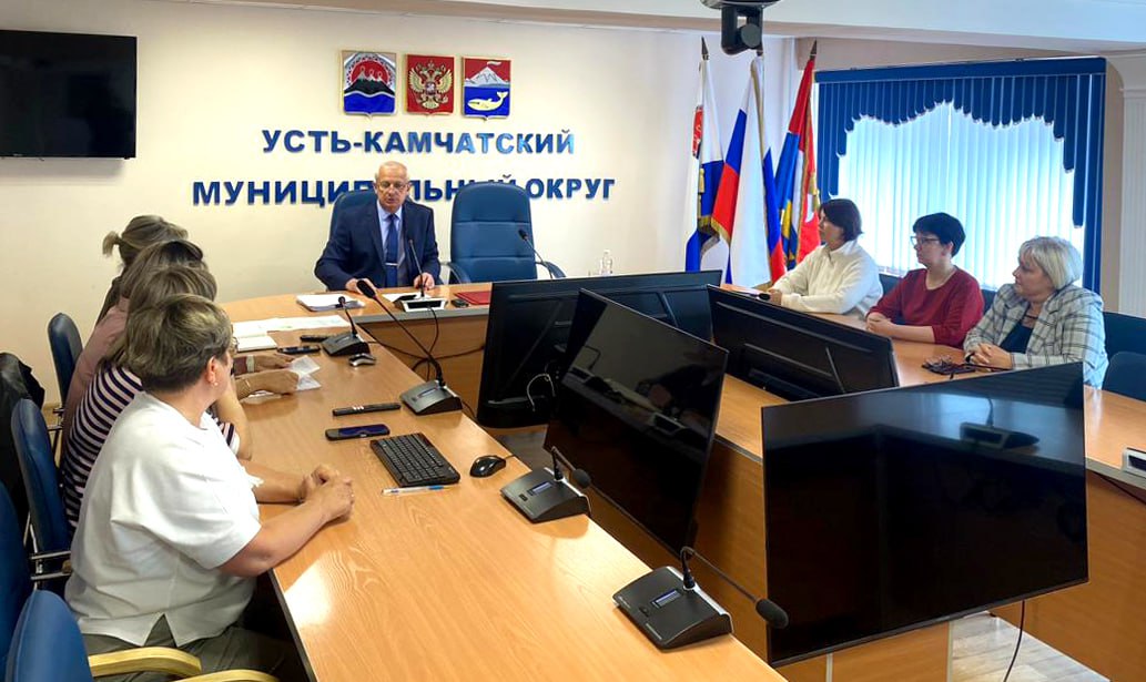 Составы сформированы 12 июня на очередном заседании Усть-Камчатской территориальной избирательной комиссии было рассмотрено несколько вопросов. Определён состав участковой комиссии № 154 п. Ключи в количестве 9 человек сроком на 5 лет. Её председателем была назначена Журавлёва Елена Владимировна. 26 июня члены участковой комиссии соберутся на первое организационное заседание для избрания заместителя председателя и секретаря. Также на заседании избран заместитель председателя Усть-Камчатской ТИК, им стала Дыбова Наталья Анатольевна. - Кроме того, до 9 июня с использованием возможностей Информационного центра ЦИК России, электронных информационно-обучающих ресурсов РЦОИТ при ЦИК России членами участковых избирательных комиссий пройден курс обучения по теме: «Организация деятельности участковой избирательной комиссии» в форме тестирования. По итогам тестирования все члены участковых комиссий, а также резерв Усть-Камчатского муниципального округа получили соответствующие сертификаты, – отметил председатель Усть-Камчатской ТИК Роман Легеза. #устькамчатскийокруг #избирком
