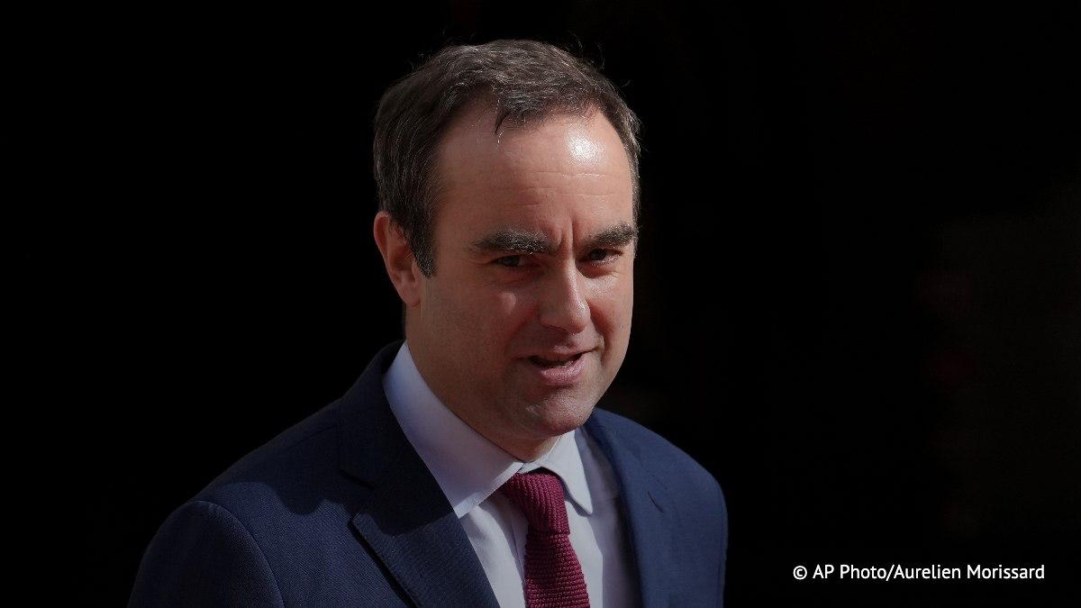 Премьер Франции Лекорню намерен обойти парламент ради бюджета 2026 года Премьер министр Себастьен Лекорню намерен принять бюджет в обход парламента сообщает BFMTV со ссылкой на источник Он задействует статью 49 3 Конституции закон будет принят под ответственностью правительства а оппозиция сможет выдвинуть вотум недоверия в течение 24 часов   Непокоренная Франция уже готовит резолюцию о порицании социалисты могут ее не поддержать Идею издать несколько указов отклонили из за риска судебного оспаривания Дефицит бюджета планируют снизить до менее 5 ВВП не затрагивая оборонные расходы Подпишись на primulinmd