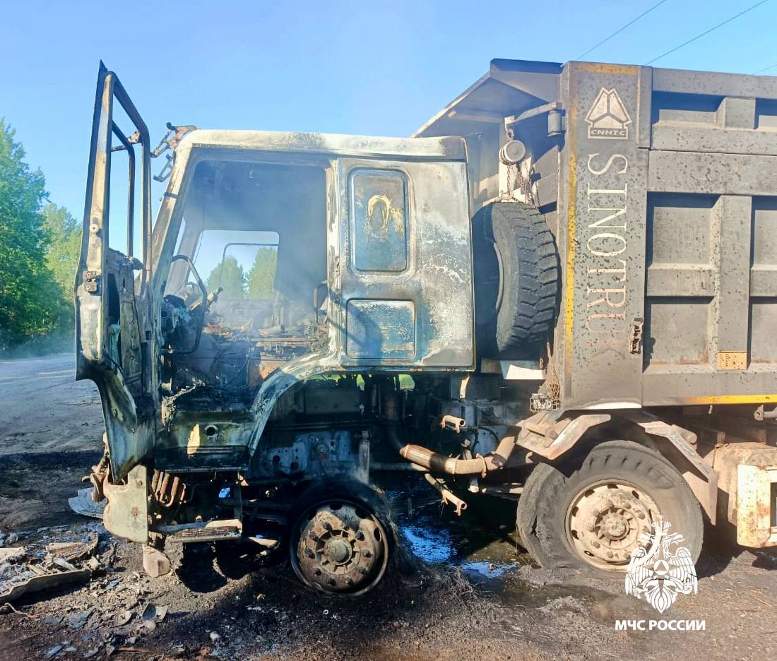 Погиб при попытке разгрузить автомобиль Вчера на 25 километре автодороги «Валдай-Боровичи» при попытке разгрузить самосвал была задета линия электропередач, от удара током погиб водитель и произошло возгорание транспортного средства. Оперативно прибывшие на место происшествия огнеборцы 2 5 пожарно-спасательной части ликвидировали возгорание. Все обстоятельства произошедшего устанавливает СУ СК РФ по Тверской области.