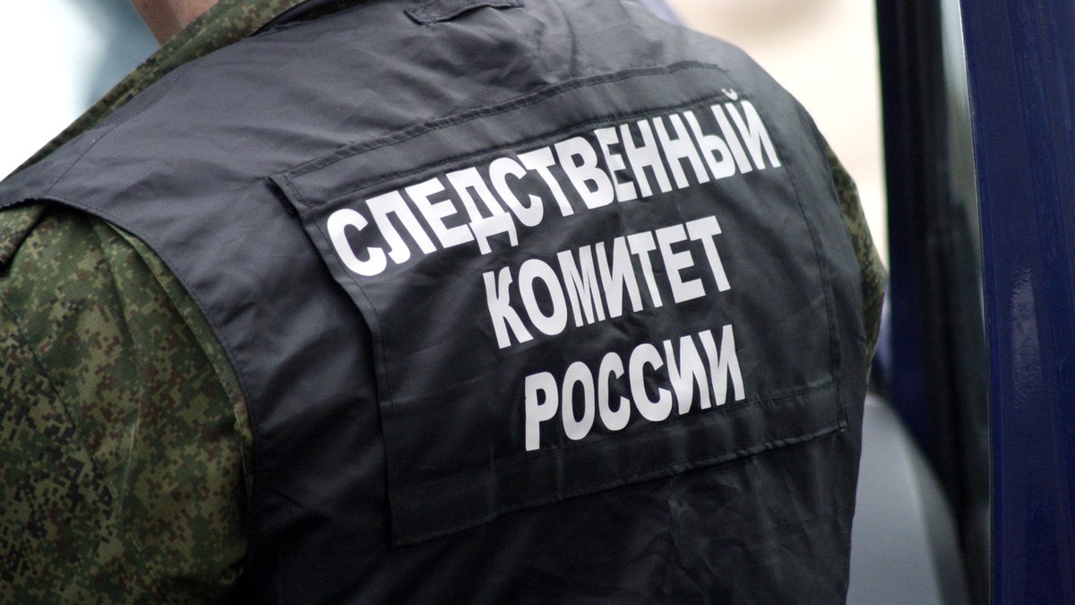 В Кабардино-Балкарии девочка погибла из-за попавшего ей в голову копья во время тренировки в спортшколе — СК региона Всё случилось ещё 3 мая в городе Прохладном республики, сообщает Следком КБР. По данным ведомства, во время тренировки по лёгкой атлетике в спортшколе 16-летний подросток, оставшись без контроля тренера, метнул копьё, которое попало 14-летней девочке в голову. Школьницу увезли в больницу, но через несколько дней она умерла от полученной травмы. Следователи завели по факту случившегося уголовное дело, и теперь выясняют, кто может быть виновен в трагедии.