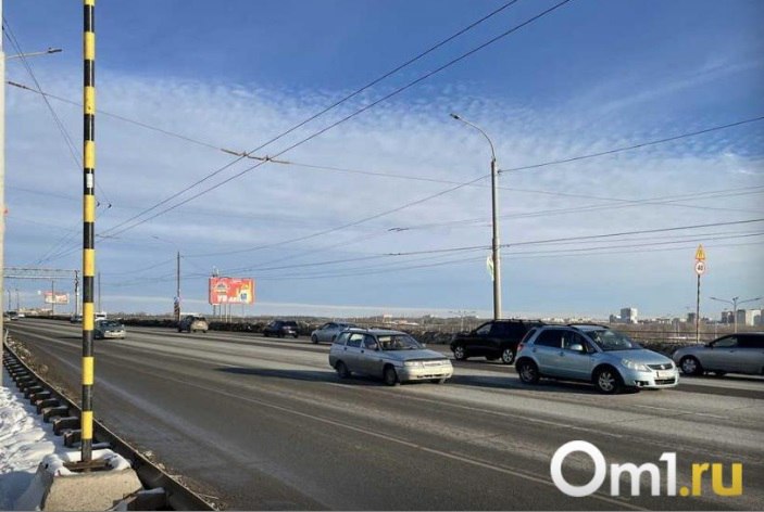 Мост у Телецентра закроют для пешеходов транспорт пустят по новому Начнутся нововведения уже завтра 7 января В 20 00 светофоры будут отключены проехать из городка Нефтяников на Левый берег и обратно можно будет только по крайним полосам В 22 00 мост полностью закроют до утра В 07 00 8 января движение начнётся уже по новой схеме по правой стороне моста Как и раньше транспорт будет ходить по трём полосам крайние выделят для встречных направлений а средняя будет реверсивной Важное изменение мост у Телецентра полностью закроют для пешеходов велосипедистов и тех кто ездит по тротуару на электросамокатах Om1 Омск в MAX