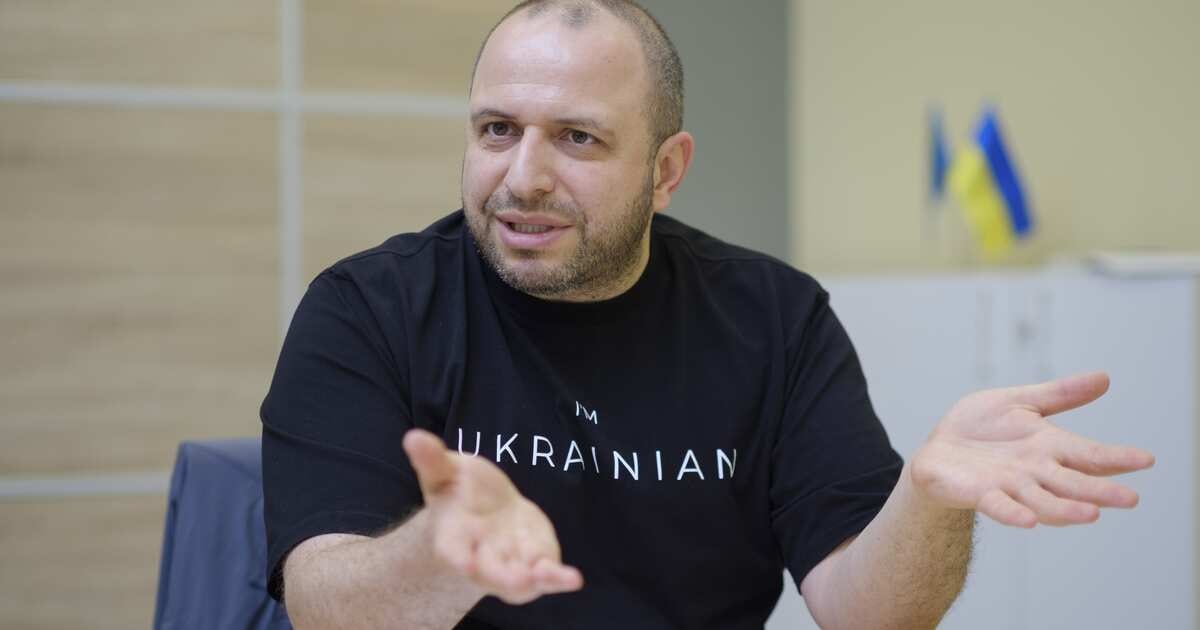 Семья министра обороны Украины Рустема Умерова живет во Флориде США Там у Умеровых большой дом с бассейном на побережье Атлантического океана, — сообщила СМИ руководитель Центра по борьбе с коррупцией Украины Дарья Каленюк: «Семья министра обороны — все его трое детей, его жена, его брат и его отец — не живут на Украине. Они живут во Флориде, в городке Бока-Ратон. По крайней мере, именно там зарегистрированы бизнесы семьи Умеровых». Главное — здесь. Подписывайтесь!