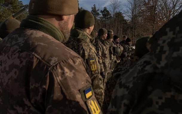 В Генштабе заявили о снижении темпов Земобилизации.   По словам представителя Генштаба ВСУ Василия Румака, если несколько месяцев назад средняя численность одновременной подготовки новобранцев в учебных центрах составляла около 35 тысяч человек, то сейчас это около 20 тысяч.  "Думаю, что это не тайна, несколько снизилась эта цифра, потому что снизилась численность мобилизационного ресурса, попадающего в учебные центры", - сказал Румак.