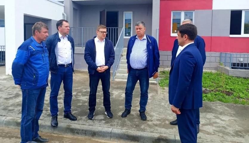 В Тимирязевском сорваны сроки сдачи дома для детей-сирот и соцработников Сегодня, 23 июля, во время рабочей поездки в округ глава региона Алексей Текслер совершил разворот и осмотрел строящееся жилое здание, которое должны были сдать в эксплуатацию еще в 2023 году. Выразив недовольство бездействием местных властей и подрядчиков, губернатор потребовал от главы Чебаркульского округа Владимира Пупырева незамедлительного решения проблемы, отметив недопустимость проволочек. ПОДРОБНЕЕ URALPRESS.RU