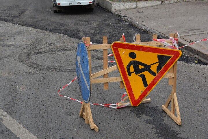 Составлен список дорог который будут чинить в Саратове в 2026 году В него попали Киселева от Рахова до Горького Горького от Рабочего переулка до Сакко и Ванцетти Емлютина от Шелковичной до Рабочей Пугачева от Рабочей до Советской Сакко и Ванцетти от Вольской до Чапаева 3 й Свинцовый проезд Белоглинская Люкшина Шелковичная от Рахова до ул Астраханской до станции Саратов товарный Шелковичная дорога на Телевышку 2 й Клинический тупик Пугачева от Шелковичной до Белоглинской 13 й Белоглинский проезд Слонова от Емлютина до Большой Садовой Рабочая 12 й Шелковичный проезд 13 й Клинический тупик Новоузенская 4 й Клинический тупик 1 й Свинцовый проезд 12 й Белоглинский проезд 2 й Панкратьевский проезд 2 й Аткарский проезд 3 й Рабочий проезд 5 й Рабочий проезд 2 й Свинцовый проезд Советская Мирный переулок Вавилова Полный список тут