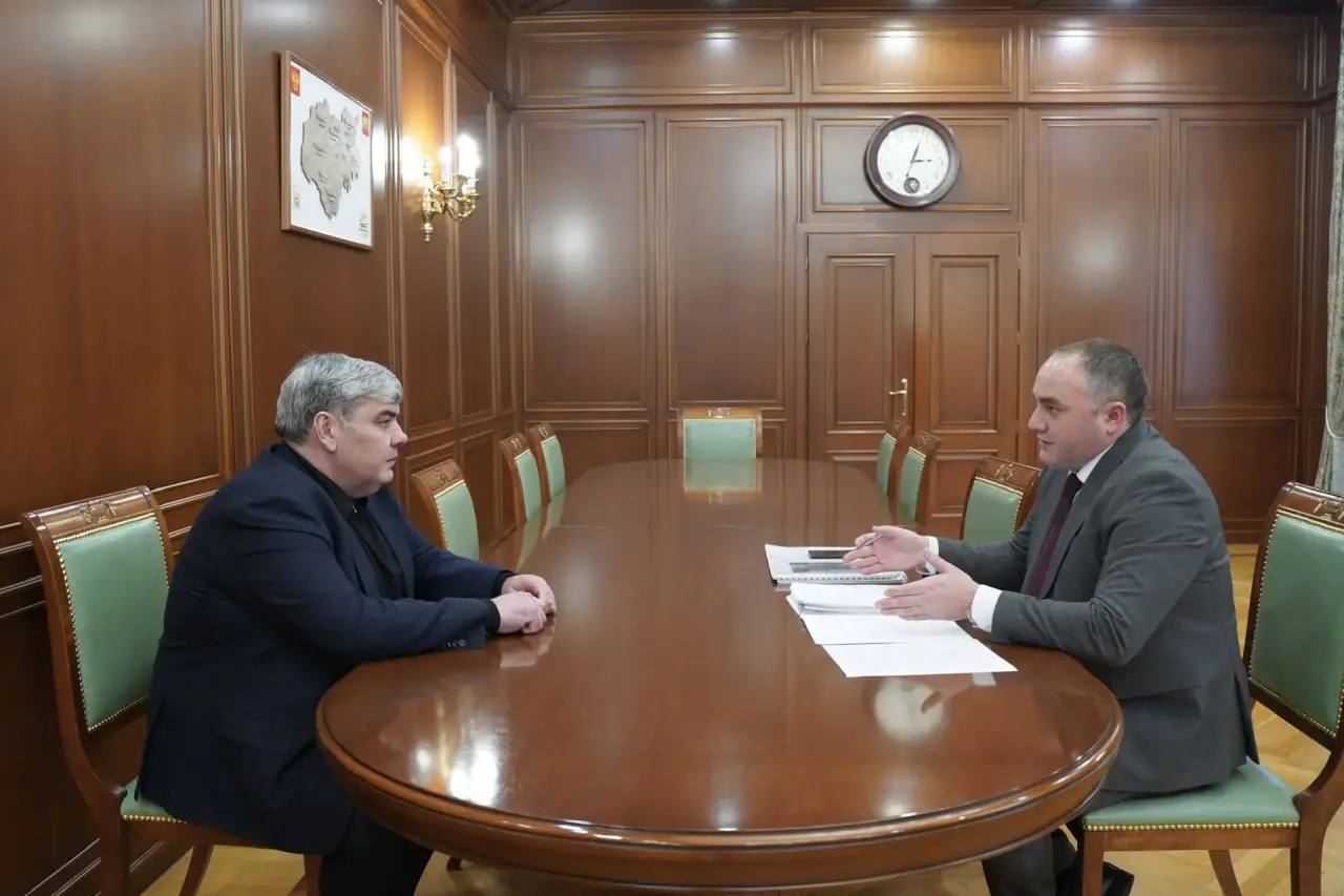 Провел рабочую встречу с министром по делам молодежи Кабардино Балкарской Республики Азаматом Люевым Обсудили ряд актуальных вопросов в области молодежной политики проанализировали результаты прошлого года Отмечу что сегодня в республике по Президентской программе Регион для молодых создано 9 молодежных центров в Нальчике и районах Это уже хорошая инфраструктурная база для воплощения молодежных инициатив Готовим и специалистов 500 человек прошли образовательные курсы по работе с молодежью За год провели больше 200 комплексных мероприятий с охватом порядка 250 тысяч человек Главные цели этой деятельности воспитание у молодых людей гражданственности патриотизма профилактика негативных явлений В целом показатели национального проекта Молодежь и дети достигнуты продолжаем движение вперед В этом году будем работать над созданием еще двух молодежных центров В Зольском районе такое учреждение будет ориентировано на развитие молодежного туризма и сельского хозяйства Концепция центра в Прохладном основывается на продвижении молодёжного предпринимательства Кроме того готовится к запуску круглогодичный патриотический лагерь Эльбрус Поручил также проработать проект большого фиджитал центра в Нальчике Уверен что многих ребят привлекает киберспорт и именно с этой просьбой ко мне обратились во время недавнего Прямого эфира Обсудили и то какое участие молодежь республики примет в проведении Года единства народов России объявленного нашим Президентом Владимиром Владимировичем Путиным Конечно это будет наш республиканский проект Кунацкая а также творческие фестивали выставки встречи и многое другое программа мероприятий уже в работе