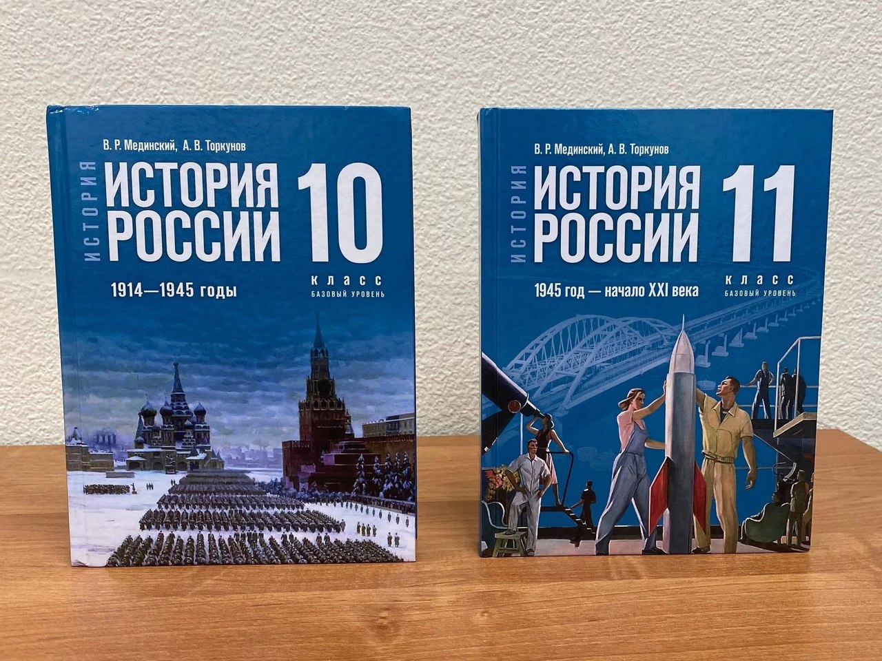 Обязательный ЕГЭ по истории для поступления в гуманитарные вузы могут ввести через два года, где этот предмет является профилирующим, сообщил замглавы Минобрнауки РФ Дмитрий Афанасьев: "Мы сделаем максимально комфортным переход, потому что те, кто уже с 1 сентября начнут учиться, они должны быть сориентированы через два года на какой-то экзамен. Мы должны сейчас уже в этом году, до конца года точно сказать, что будет в 2027 году". По словам Афанасьева, переход будет плавный, в 2026 году планируется ввести минимальные изменения. "Точно мы не поставим в последний момент, не шокируем выпускников школ и их родителей, но там, где нужно, там, где история является профилирующим либо очень важным предметом, конечно, мы ее в течение двух лет сделаем таким предметом", - заключил Афанасьев.