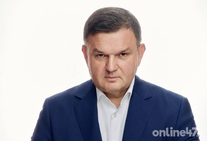 Сергей Перминов во второй раз стал сенатором от Ленинградской области Действующий сенатор РФ от Ленинградской области первый зампредседателя комитета СФ РФ по регламенту и организации парламентской деятельности член Генсовета Единой России Сергей Перминов был вновь избран сенатором от 47 региона Губернатор Ленинградской области Александр Дрозденко победивший на выборах только что после официального вступления в должность главы региона сообщил что утвердил его кандидатуру В числе потенциальных кандидатур Александр Дрозденко наряду с Сергеем Перминовым рассматривал советника генерального директора Ленгазспецстроя ветерана специальной военной операции Константина Патраева и заместителя председателя Законодательного собрания Ленинградской области Татьяну Тюрину Напомним Сергей Перминов опытный юрист и управленец в 2012 2013 годах работал руководителем комитета правового обеспечения и контроля Ленинградской области В 2013 2015 годах занимал пост вице губернатора Ленинградской области руководителя аппарата губернатора и правительства Ленинградской области Затем с 2015 по 2020 годы занимал должность вице губернатора Ленинградской области по внутренней политике И с 2020 года по сей день работал сенатором от исполнительной власти 47 го региона представляя интересы жителей на федеральном уровне   Online47 Всё о Ленобласти и не только Мы в MAX