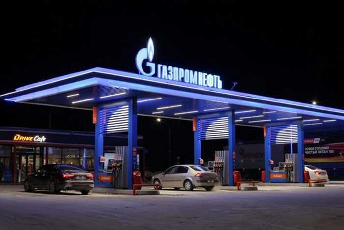 Газпромнефть устраивает охоту на телефоны и GPS – что скрывают под видом безопасности? С середины июля на нефтеперерабатывающих заводах «Газпромнефти» действует жёсткий запрет на любые устройства с GPS — от смартфонов до навигаторов и даже автомобилей с включённой геолокацией. За нарушение вводятся штрафы: до 5 тысяч рублей для обычных работников и колоссальные 100 тысяч для подрядчиков. Владельцы старых кнопочных телефонов могут вздохнуть — их, вроде бы, не трогают, если нет GPS. Официально приказ объясняют борьбой с угрозами диверсий и террористических актов. Но в реальности это очередной способ контроля и давления на сотрудников. Работники уже жалуются, что такие меры мешают им даже элементарно общаться и работают на грани абсурда — запрет распространяется даже на автомобили с геолокацией, что ставит под сомнение логику запрета и вызывает вопросы о настоящих мотивах. Интересно, что всё это происходит менее чем через год после масштабного пожара на Омском НПЗ, где, по официальной версии, из-за нарушения техники безопасности погибли и пострадали люди. Вместо того чтобы разбираться в причинах катастрофы и улучшать условия труда, руководство решило ввести драконовские меры, которые выглядят как попытка отвлечь внимание от реальных проблем — халатности, устаревшего оборудования и непрозрачных схем управления. Запрет на телефоны и GPS скорее напоминает попытку «Газпромнефти» усилить внутренний контроль и запугать персонал, нежели реально повысить безопасность. Подобные меры – это не про защиту от внешних угроз, а про усиление корпоративного тотального контроля и навязывание лояльности через страх штрафов. Реальные же риски для работников — от устаревших технологий и безответственного менеджмента — остаются на втором плане. Пока «Газпромнефть» воюет с телефонами, её заводы остаются уязвимыми, а работники — заложниками корпоративных игр и формальных приказов, которые лишь усугубляют ситуацию. Источник: Тайны Кремля