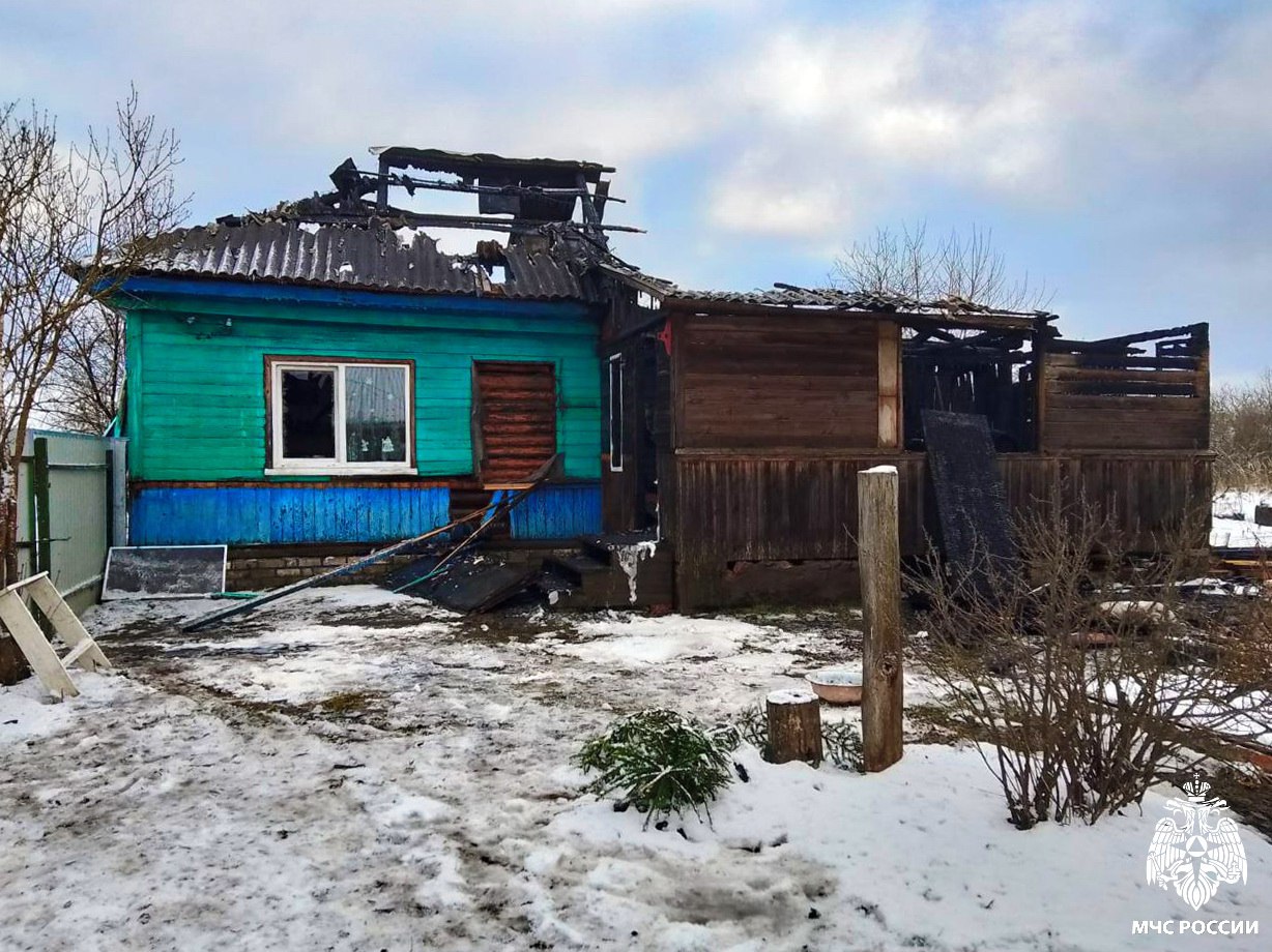 От дома практически ничего не осталось  В Велиже, на улице Красинец, произошел пожар в частном доме, который в последнее время пустовал. Огонь распространился на 65 квадратных метров, полностью уничтожив кровлю и веранду. Пожар ликвидировали шесть сотрудников МЧС России при помощи двух единиц техники. Огнеборцы не допустили распространения огня на соседний дом. Причина пожара устанавливается. Не исключается, что подвела электрика.   МЧС России напоминает: - отключай электроприборы от сети; - не перегружай электросеть; - проверяй состояние электропроводки; - обесточь дом, если уезжаешь надолго.    - жалко дом   - с электрикой шутить нельзя    #МЧСРоссии #Пожар