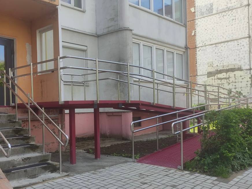 В Калининграде прокуратура помогла ребёнку-инвалиду получить пандус в подъезде. Мама 8-летнего мальчика с инвалидностью пожаловалась прокурору области, что в их доме на улице Артиллерийской нет пандуса, из-за чего её сыну-колясочнику сложно выходить из подъезда. Вскоре после проверки ведомства в доме установили пандус. Подписаться Прислать новости