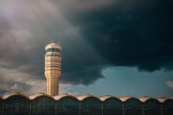 В США авиадиспетчеры получат 10 тыс за работу во время шатдауна Почти 800 авиадиспетчеров и технических специалистов получат премию в размере 10 тыс за работу во время частичной приостановки функционирования американского правительства шатдауна Об этом сообщает ТАСС со ссылкой на телеканал NBC Премии будут выплачены исходя из распоряжения президента США Дональда Трампа о поощрении сотрудников авиадиспетчерской службы за работу без зарплаты во время шатдауна который длился 43 дня Денежное вознаграждение будет выплачено до 9 декабря aviaru net n290085