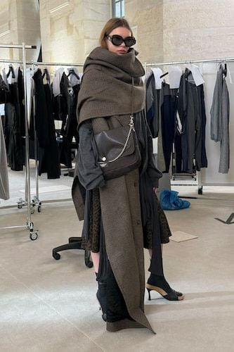 Balenciaga вне расписания представил коллекцию осень-зима 2025, частью которой стала и коллаборация с Lamborghini. Лукбук Демна Гвасалия сделал в духе примерки с нарочито простыми кадрами. Среди изделий: привычные для бренда мятые оверсайз худи, бомберы и жакеты. Контрастируют с ними приталенные платья и джемперы, стилизованные с ботфортами на шпильке. Заметили также футболки с изображением друзей бренда: Изабель Юппер, Мишель Йео, Ким Кардашьян. Среди аксессуаров — ультра-длинные объемные шарфы, похожие на перекрученные вокруг плеч пальто, неряшливые, будто поношенные сумки с лого Lamborghini и многообразие оправ: от узких офисных до футуристичных масок.