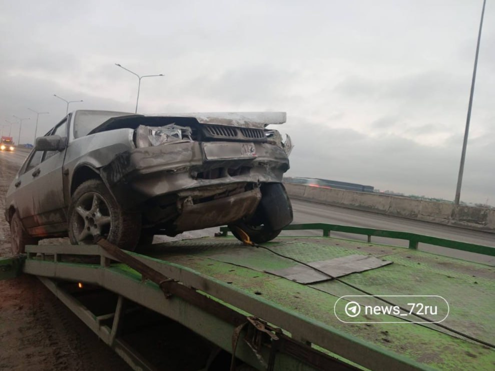 1  2  3  4  5   Разыскивают водителя самосвала, врезавшегося 23 октября в «девятку» на объездной.  После столкновения с самосвалом машина улетела на обочину, пострадал водитель «девятки».