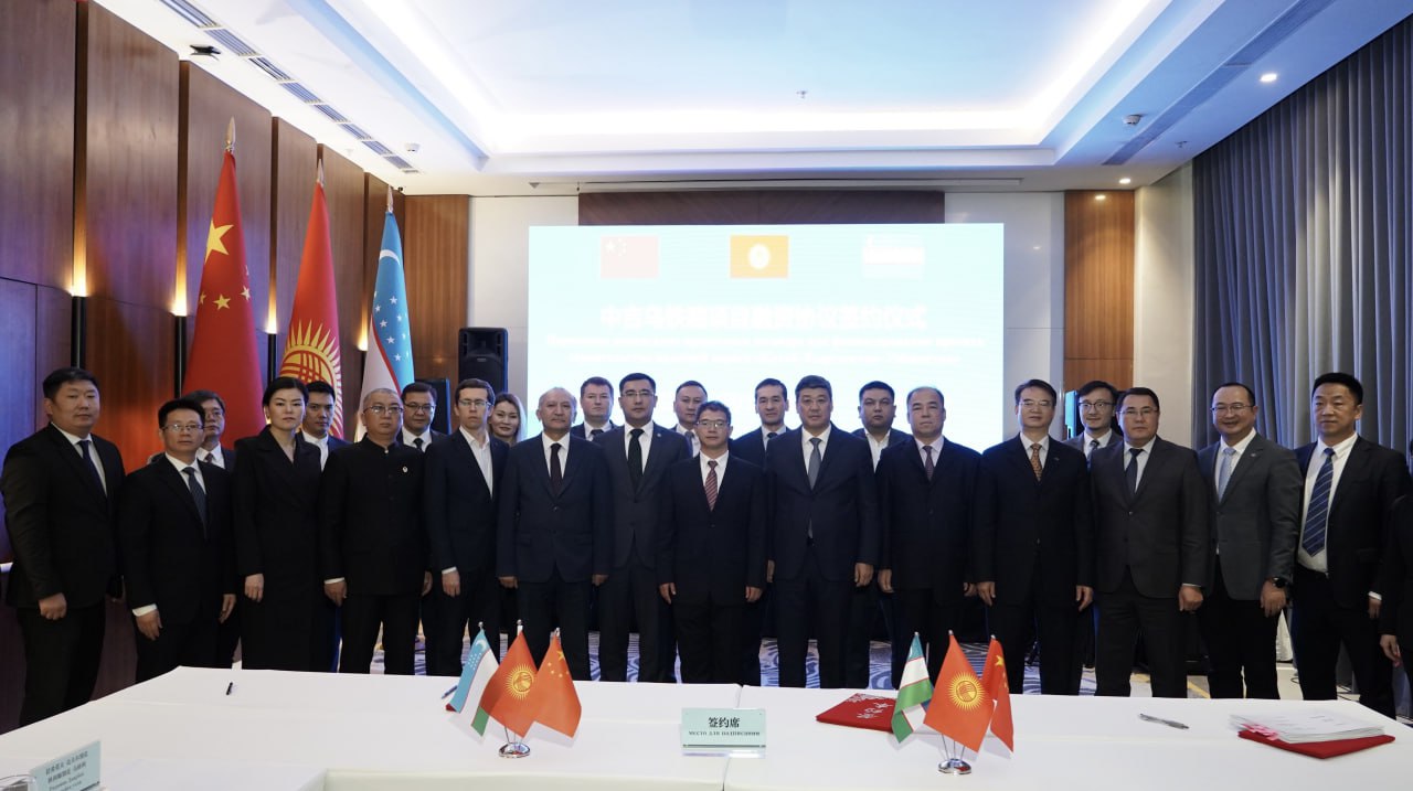 Названы условия финансирования проекта железной дороги Китай Кыргызстан Узбекистан Сегодня состоялась церемония подписания кредитного соглашения Общая стоимость проекта 4 7 млрд Половину суммы в виде кредита на 35 лет предоставит синдикат банков Китая Погашать кредит будет совместная проектная компания государств Вторую половину внесут три страны в следующем процентном соотношении Китай 51 Кыргызстан и Узбекистан по 24 5 Длина железной дороги на территории Кыргызстана составит 304 км Предусмотрено возведение 50 мостов и 29 тоннелей общей длиной 120 км Sputnik Kyrgyzstan