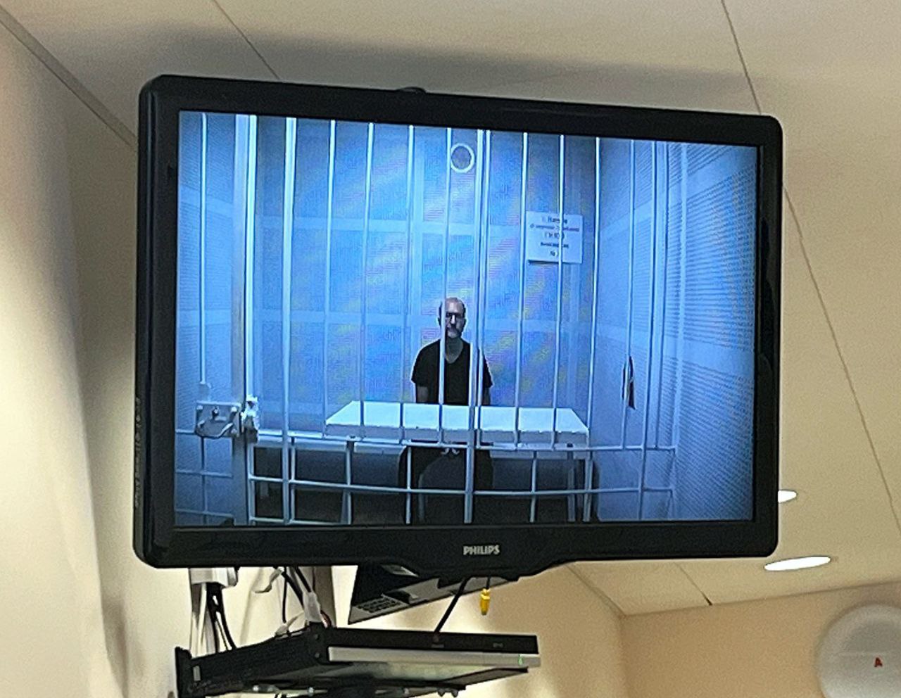 Верховный суд Удмуртии оставил под стражей бывшего главврача онкодиспансера Виктора Заварзина.  Уголовная коллегия Верховного суда УР рассмотрела апелляционную жалобу на постановление об избрании меры пресечения в виде ареста до 25 июля 2025 года бывшему главному врачу онкодиспансера Виктору Заварзину, которого обвиняют в получении взятки в крупном размере  п. «в» ч. 5 ст. 290 УК РФ .  Обвиняемый и его защитник просили заменить заключение под стражу на домашний арест или запрет определенных действий. Свою просьбу они обосновали тем, что обвиняемый не намерен скрываться и оказывать давление на свидетелей. Но апелляционная инстанция оставила постановление суда без изменения.  Напомним, что Виктор Заварзин был задержан в мае этого года. По версии следствия, с января 2023 года по апрель 2025 года он получил от представителя коммерческой организации взятку за помощь в заключении госконтрактов на поставку медоборудования. Вместе с бывшим главврачом задержали его подчиненного.   -info