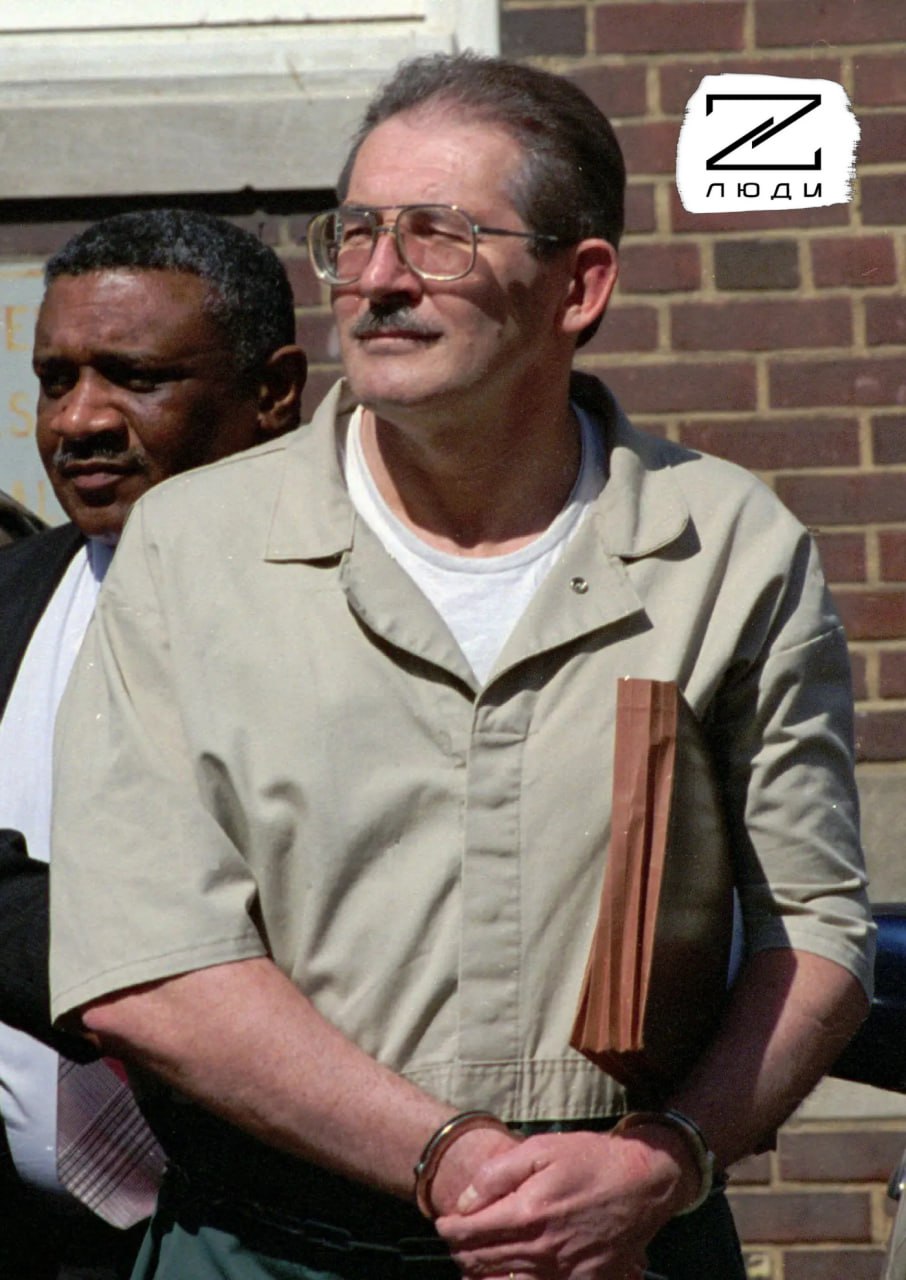 В американской тюрьме на 85 м году жизни умер легендарный человек В США Олдрич Эймс известен как агент ЦРУ завербованный СССР и осуждённый в 1994 году на пожизненное заключение Нам же он известен как человек который добровольно пришёл в 1985 г в советское посольство и предложивший свои услуги нашей разведке В течение нескольких лет он передавал важнейшие данные позволившие выявить и нейтрализовать более десятка агентов КГБ завербованных западными спецслужбами Олдрич был настоящим шилом в пятой точке американцев Земля ему пухом СССР США КГБ Твоя паника цель врага С Люди Z спокойнее Чат канала