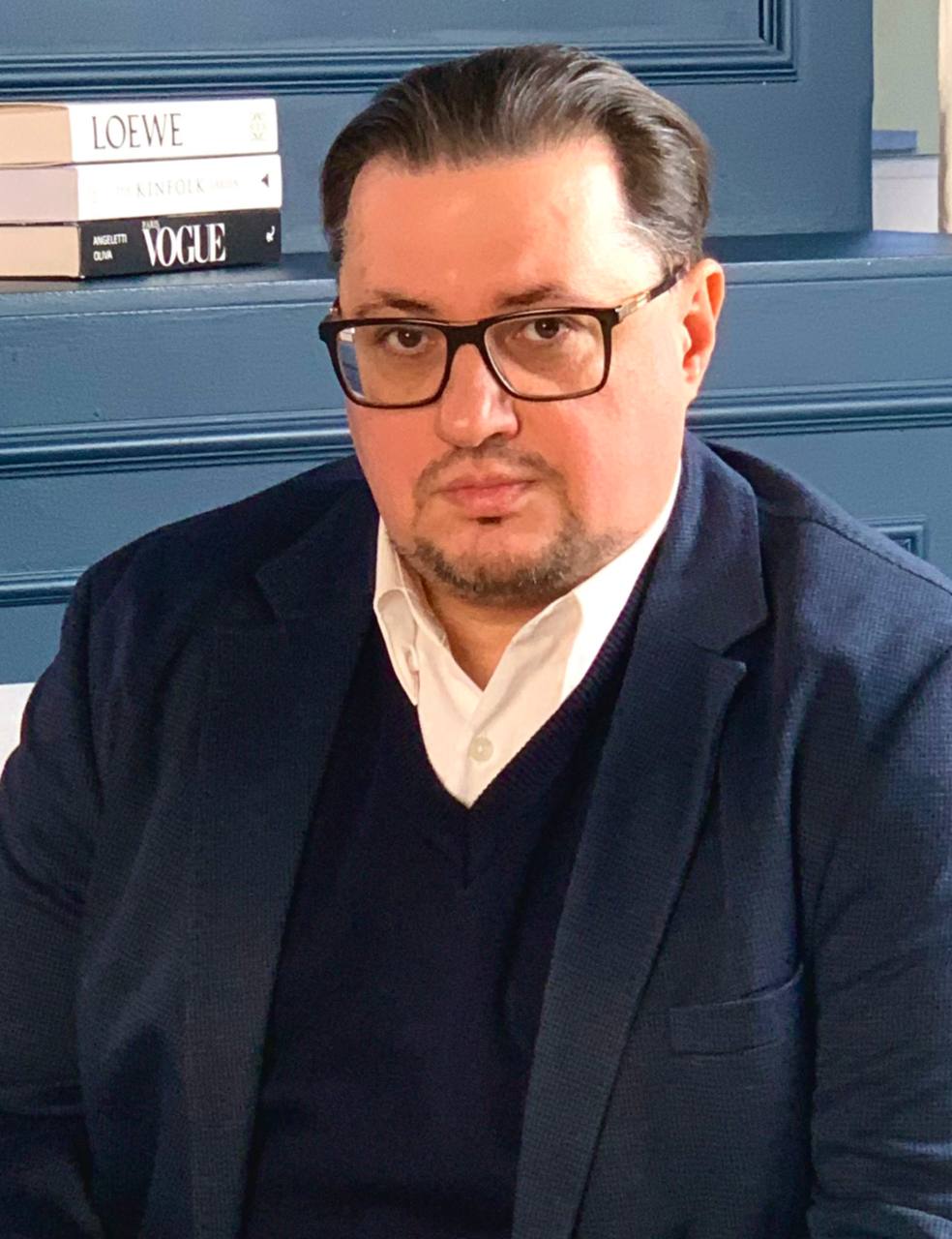 Красноярского политического блогера Алексей Аксютенко арестовали на семь суток. Аксютенко попал под административную статью об «Организации публичного мероприятия без подачи уведомления в установленном порядке» ч. 2 ст. 20 КоАП РФ . Об этом сообщили в пресс-службе судов. Политического блогера задержали из-за видео в телеграм-канале. Как сообщается, он заявил, что «власть решила сломать жителей Красноярского края через колено. Также он предлагает подписчикам, лицам, участвующим в акции „Бессмертный полк“, выйти на акцию с портретом своего родственника в одной руке, а в другую руку взять плакат с лозунгом „За родной район“».