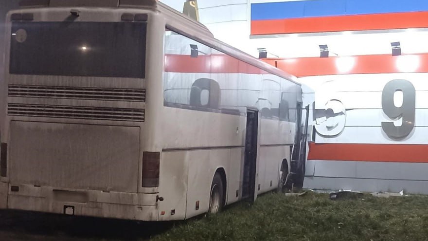 Пять человек пострадали в жёстком ДТП в Аннинском районе Авария произошла утром на трассе Курск Воронеж Саратов Водитель автобуса потерял управление и врезался в препятствие Всех пострадавших пассажиров доставили в больницу Большой воронежский Подписаться И на всякий в Maх