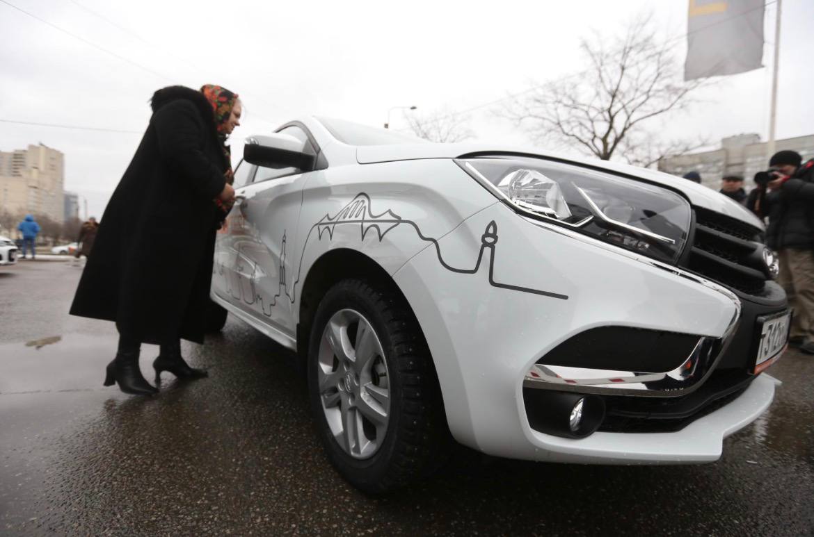 Lada и Niva вместо китайцев петербуржцы пересели на отечественный автопром В Петербурге и Ленобласти бюджетные модели новых автомобилей за 2025 год подорожали сильнее чем премиальные Согласно данным Авто ру в декабре 2025 го средняя цена авто на первичном рынке составила 3 2 млн рублей Это на 1 2 выше чем годом ранее С прошлого года топ 5 самых востребованных марок у жителей Санкт Петербурга заметно изменился Если в 2024 лидерами были китайские бренды Changan и Exeed а список замыкали Lada Omoda и Geely то в 2025 году Lada оказалась на первом месте за ней Haval Tank Geely и Chery отмечает руководитель сектора продаж Авто ру в Северной столице Анатолий Орленко основываясь на данных об активности пользователей сервиса Подробнее в материале ДП по ссылке Сергей Коньков Подписаться на ДП в Telegram MAX