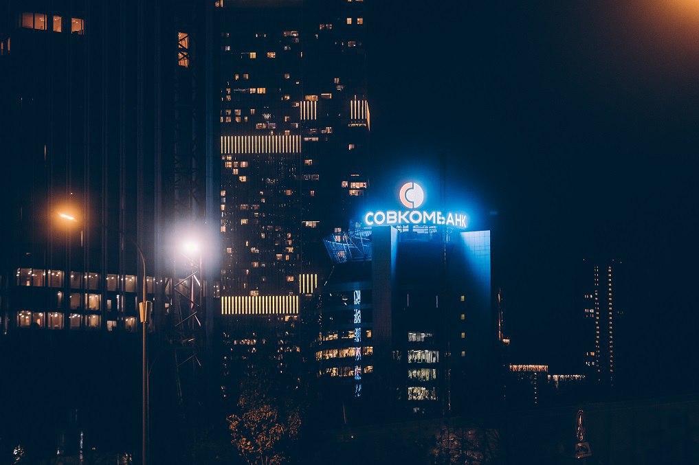 Совкомбанк профинансирует проекты РусГидро на 20 млрд рублей банк предоставил одной из крупнейших энергетических компаний страны возобновляемую кредитную линию Срок соглашения рассчитан до 2035 года Об этом сообщили URA RU в пресс службе банка Мы давно и плодотворно сотрудничаем с РусГидро Начиная с 2025 года мы существенно нарастили объемы бизнеса и расширили формат взаимодействия Помимо заключенного соглашения с головной компанией в этом году наш банк также выиграл конкурсы и заключил кредитные соглашения с тремя крупнейшими дочерними предприятиями Группы Это подтверждает высокий уровень доверия к банку и нашу экспертизу в работе с ключевыми игроками энергетического сектора сказал зампред правления глава корпоративно инвестиционного бизнеса Совкомбанка Михаил Автухов Возобновляемая кредитная линия это формат кредита при котором банк выделяет компании лимит финансов она способна ими пользоваться многократно Предприятие сможет брать деньги у кредитной организации возвращать их и снова пользоваться тем же лимитом без оформления нового кредита Такой механизм удобен для субсидирования текущих проектов требующих регулярных вложений Реклама Заказчик ПАО СОВКОМБАНК ИНН 4401116480