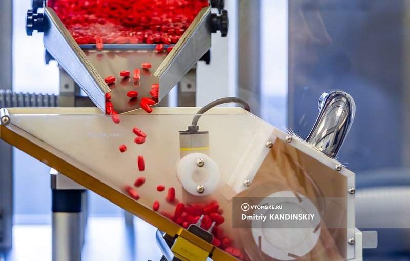 Завод по производству лекарств планируют построить в Томске   vtomske ru news 212304 Администрация области сообщила что губернатор Владимир Мазур договорился с руководством группы компаний Амедарт о строительстве фармацевтического предприятия в Томске Дочернее предприятие Амедарта Амехим стало 55 резидентом особой экономической зоны Сроки реализации проекта не называются но объем первоначальных инвестиций оценивается в более чем два миллиарда рублей Проект компании будет реализован в два этапа Первый предусматривает создание производства активных фармацевтических субстанций на территории ОЭЗ Томск на участке площадью 2 24 нектара Второй этап строительство завода по производству готовых лекарственных форм заявили в администрации региона томск новоститомска Прислать новость   Подписывайся на vtomske ru