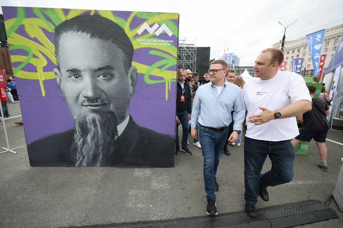 Челябинский фестиваль «Молфест» собрал креативную и талантливую молодежь В Челябинске стартовал региональный молодежный фестиваль, приуроченный к Всероссийскому дню молодежи. Этот год посвящен юбилею Великой Победы и созданию атомной промышленности в России, и эти темы отражаются на площадках праздника: «Приумножай», «Люби», «Знай» и «Гордись». Губернатор Челябинской области Алексей Текслер поприветствовал участников фестиваля, и побывал на нескольких площадках. «У нас регион, где у молодежи есть все возможности. Благодаря вашей энергии Челябинская область — такая динамичная и целеустремлённая. Ваши поступки и решения уже сегодня формируют наше будущее. Поэтому желаю каждому из вас состояться, найти себя. Дорогие друзья, любите нашу Родину, любите Челябинскую область!», - сказал глава региона. В рамках фестиваля 11 юных активистов получили свои первые паспорта, а также были вручены Конституции от представителя ГУ МВД. Далее пройдут награждения волонтеров Всемирного Фестиваля Молодежи-2024, который собрал порядка 20 000 молодых людей. На площадках «Знай», «Люби», «Гордись» и «Приумножай» запланированы встречи с известными личностями, соревнования, выставки и мастер-классы. Участники смогут познакомиться с добровольческими организациями, участвовать в спортивных соревнованиях и заниматься гуманитарной помощью для бойцов СВО.