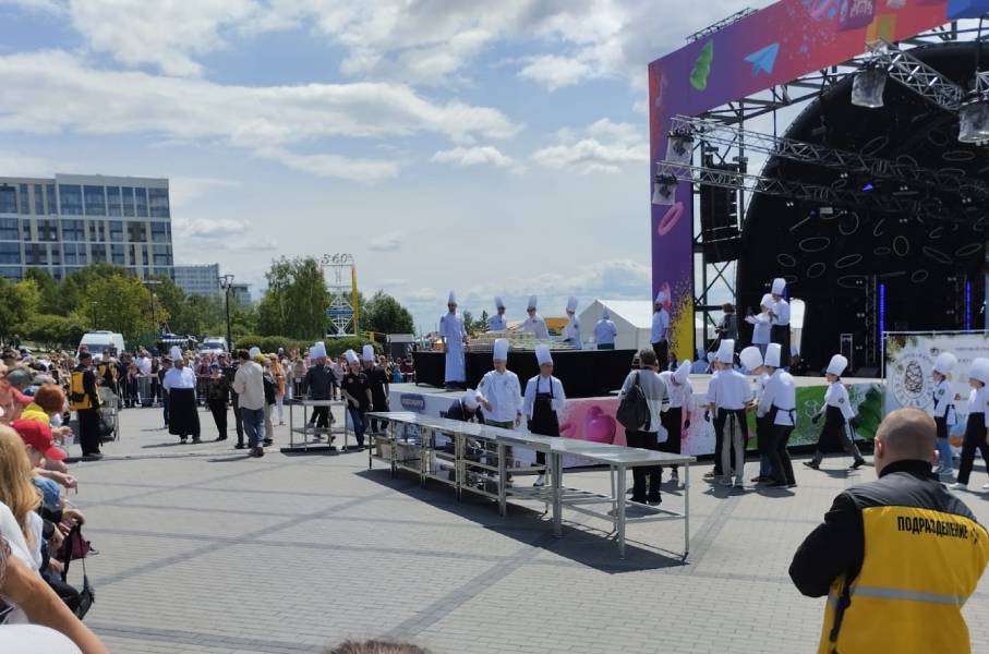 На гастрофестиваль в Новосибирск приедут рестораторы из Китая Гастротуристический фестиваль-форум «В Сибири есть!» в этом году станет международным. На фестиваль планируют приехать гости из Китайской Народной Республики. Об этом на пресс-конференции сообщила заместитель министра, начальник управления маркетинга региона, внешнеэкономической деятельности и туризма министерства экономического развития Новосибирской области Анна Винникова. По ее словам, в этом году мероприятие пройдет в середине июля. Подробнее читайте по ссылке INFOPRO54 Фото Infopro54, автор: Юлия Данилова.