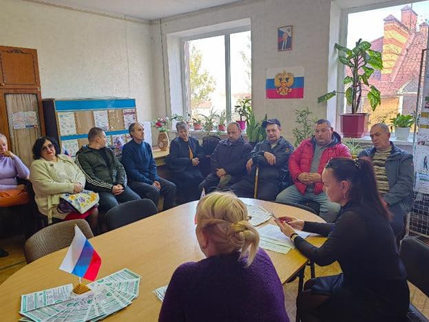 Проведен обучающий семинар на тему Социальный контракт ваш шаг к стабильности и самообеспечению В ГКУ Херсонской области Центр занятости населения Херсонской области в Скадовском муниципальном округе при содействии главного специалиста отдела по вопросам мер социальной поддержки и социального обслуживания отдельных категорий граждан ГКУ ХО Управление труда и социальной защиты Скадовского МО был проведен обучающий семинар на тему Социальный контракт ваш шаг к стабильности и самообеспечению В ходе семинара рассмотрели следующее порядок и условия предоставления социального контракта механизмы использования государственной поддержки для преодоления трудной жизненной ситуации   Также специалистами проведены практические консультации по подготовке документов и составлению личного плана выхода из трудной жизненной ситуации Участники получили представление о социальном контракте как о мере государственной поддержки и были мотивированы к активным действиям по достижению самообеспечения По итогам семинара 4 человека записались на индивидуальные консультации для детальной проработки своей ситуации  Проведение подобных обучающих семинаров является эффективным инструментом информирования населения и повышения доступности мер государственной поддержки Контактная информация 7 990 140 21 20  centr z khogov ru