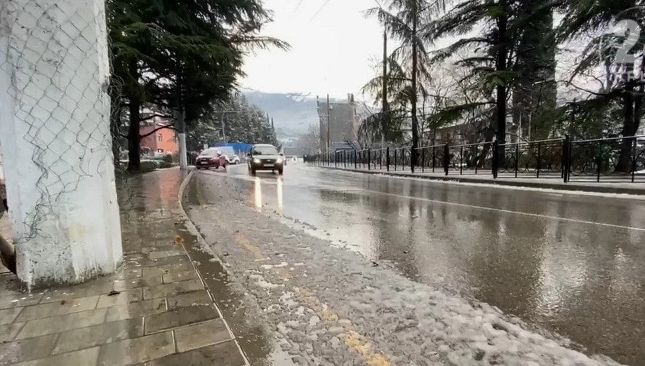 В ближайшие сутки погоду в Крыму будет определять циклон, который с запада Черного моря через полуостров  устремится на Ростовскую область. В понедельник  в Симферополе проглянет солнце, осадков не ожидается, при плотном юго-восточном ветре температура повысится до 14..16 градусов. А во вторник начнется дождь, местами сильный, ветер сменит направление на северное,  и усилится. В среду, похолодает, днем 11 декабря в  Севастополе  5..7 градусов. В конце рабочей недели фон температуры воздуха в Крыму окажется ниже нормы градуса на 3-4,  и сюда заглянет зима, на севере полуострова пройдет небольшой снег.