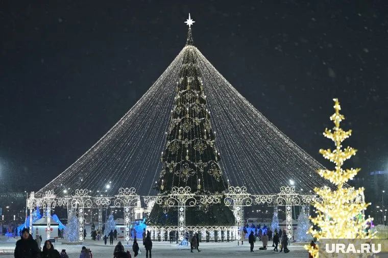 Новогоднее оформление на улицах Перми будет радовать жителей города до 9 февраля. Его планируют демонтировать вместе с ледовым городком на эспланаде, сообщили в мэрии.  «Новогодние праздники подошли к концу, но свето-иллюминационные украшения на улицах Перми будут демонтированы только после 9 февраля. Украшения установлены во всех районы Перми, крупные конструкции традиционно заняли место на больших дорожных развязках и площадях. В каждом из районов есть своя праздничная новогодняя ель», — сообщается на сайте мэрии Перми.  Уточняется, что ледовый комплекс «Большое пермское чаепитие» будет открыт до 9 февраля, если позволят погодные условия. Городок работает в будни с 12:00 до 22:00, а в выходные и праздники — с 10:00 до 22:00.  Источник    ЧП Пермь    Прислать новость