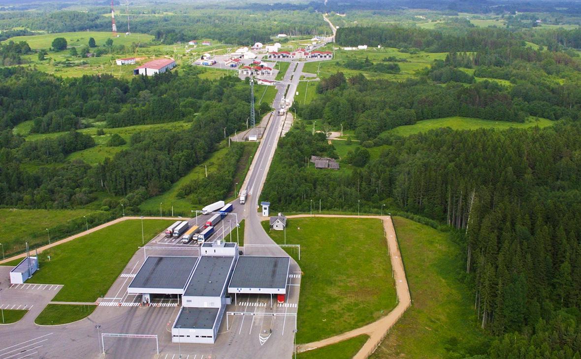 Парламент Эстонии отклонил инициированный партией Отечество законопроект о закрытии границы между Эстонией и Россией За принятие законопроекта проголосовали 20 депутатов против 47 Таким образом законопроект был снят с рассмотрения Для его принятия требовалось большинство голосов парламента то есть не менее 51 голоса за Против закрытия границы выступили ряд видных эстонских политиков в т ч мэр Нарвы Катри Райк Чтобы лучше понять проблему пересечения границы важно знать кто пересекает границу в Нарве Жители Эстонии в основном нарвитяне составляют 10 процентов или немногим больше как подтверждает Департамент полиции и погранохраны Доля жителей Финляндии превышает треть В Нарву приезжают пересекать европейскую границу даже из Парижа и Рима Также нужно понимать что причины пересечения границы разные Конечно среди пересекающих границу есть те кто занимается челночной торговлей Но есть и те кто везет новорожденного ребенка к бабушкам и дедушкам или хочет помочь близким живущим в России По мнению нарвитян в том числе и моему мнению у людей должна оставаться возможность пересечения границы Экс министр внутренних дел Эстонии Лаури Ляэнеметс У Эстонии есть план на тот случай если потребуется закрыть эстонско российскую границу но такой шаг спровоцировал бы волну миграции А главное что это закрытие эстонско российской границы меняет Разве закрытие границы заставить русских передумать Нет не заставит Разумно ли в таком случае закрывать границу Нет не разумно Руководитель отдела пограничной и миграционной политики МВД Эстонии Янек Мяги Министерство внутренних дел основывается на оценке угроз В настоящее время такой угрозы нет закрытия восточной границы не требуется