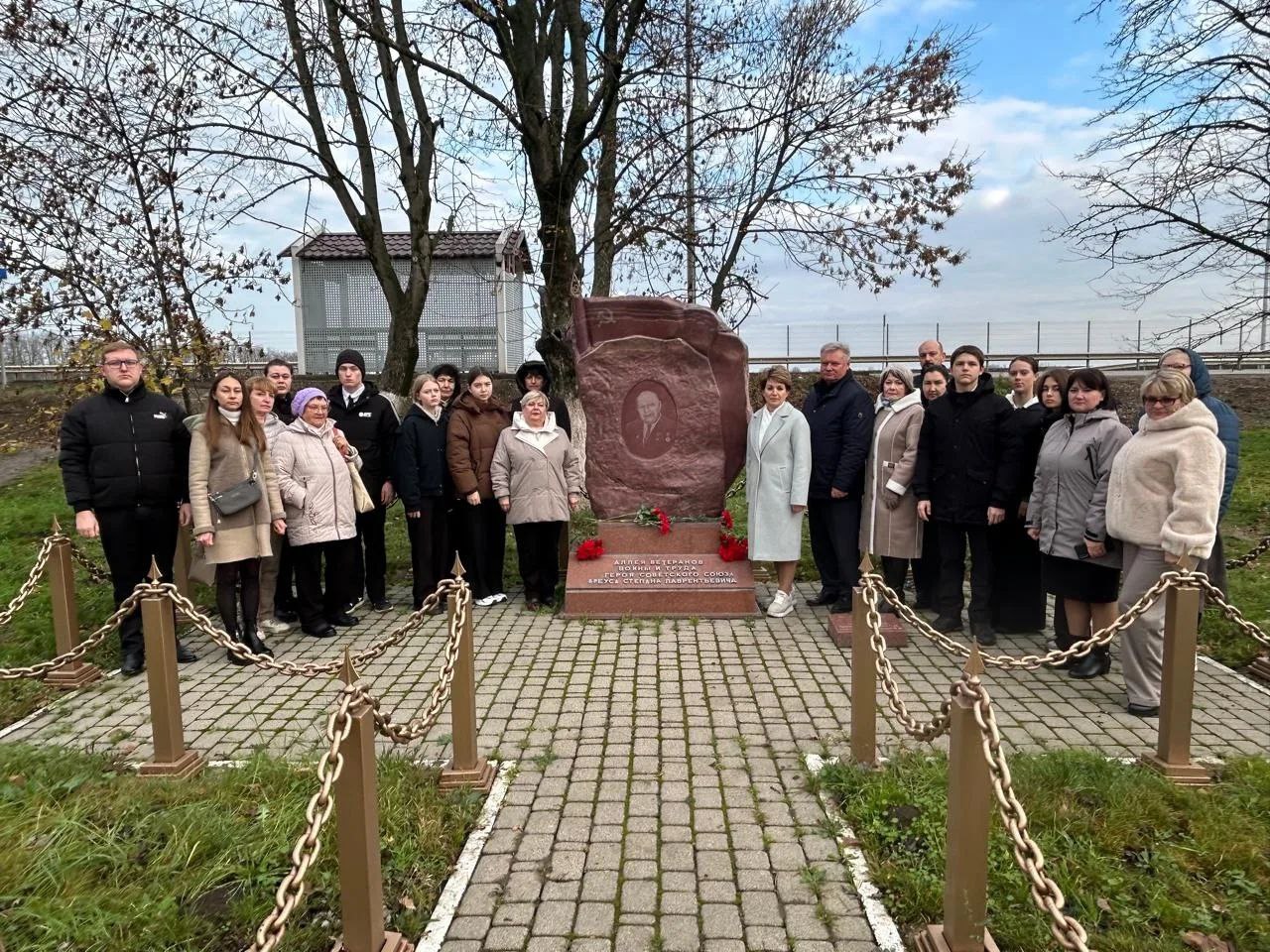 В День Героев Отечества в Прикубанском округе по традиции прошли возложения цветов у памятников воинам Великой Отечественной войны и участникам боевых действий в послевоенное время Памятные мероприятия прошли по улицам Тургенева Дзержинского Сафонова Бочарникова а также в станице Елизаветинской поселках Белозерном Северном у памятников на территории школ Почтить память Героев Отечества пришло много подростков Дата приурочена ко дню святого Георгия Победоносца В 1769 году императрица Екатерина II учредила высшую воинскую награду орден Святого Георгия В 2007 году российские парламентарии выдвинули идею о возрождении праздника Сегодня это не только дань памяти героическим предкам но и чествование ныне живущих Героев Советского Союза Героев Российской Федерации кавалеров ордена Святого Георгия и ордена Славы Подписаться на Прикубанский округ Краснодара