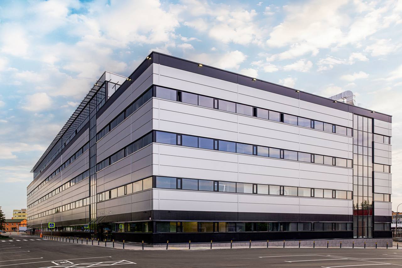 Большое открытие масштабного инвестпроекта Под строительство первого в столице пищевого технопарка город предоставил 0 9 га земли в Очакове Матвеевском Его открытие отличная новость для всей столичной промышленности и большой шаг для развития пищевой отрасли Площадь технопарка составляет порядка 15 тыс кв м а найти работу здесь смогут больше 300 человек Другие подробности читайте в посте мэра в Telegram или в мессенджере MAX stroi mos ru