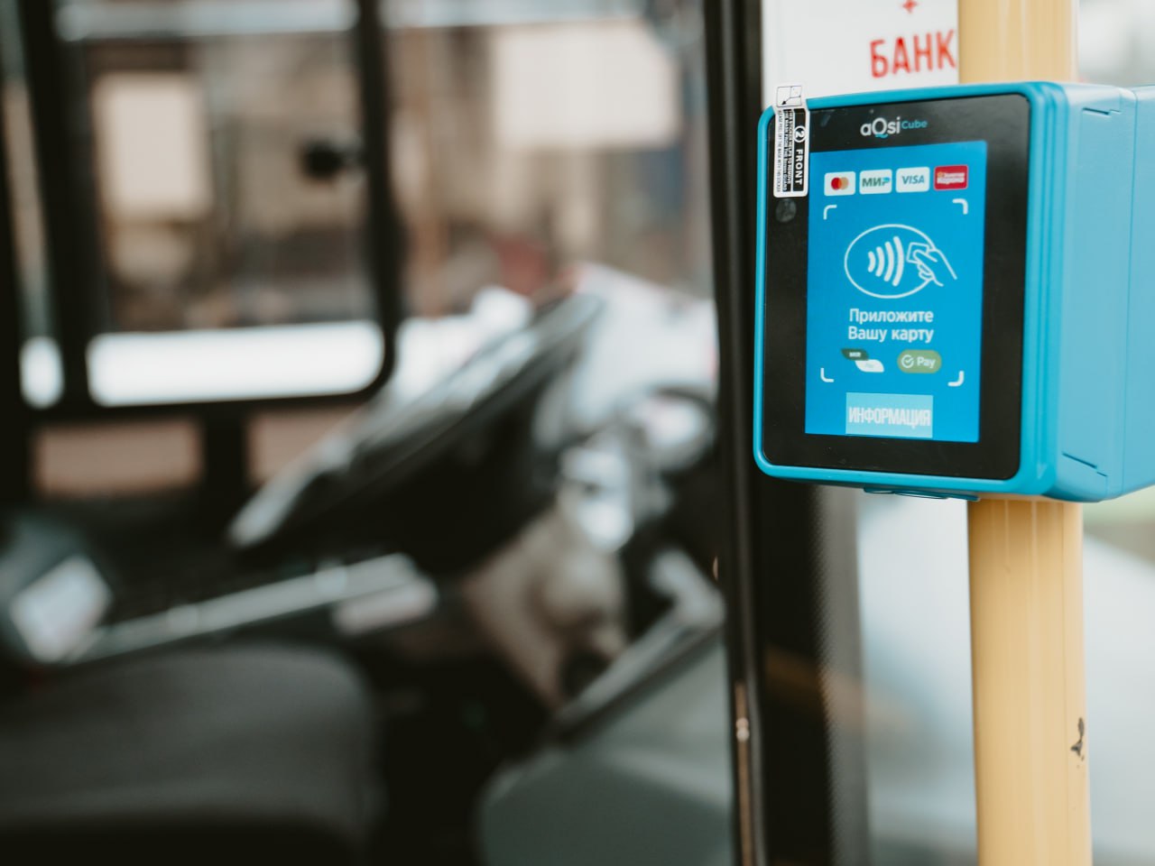 Штрафы для безбилетников увеличили вдвое В Вологде произошло увеличение штрафа за умышленный безбилетный проезд в общественном транспорте До сегодняшнего дня он составлял 500 рублей Теперь его размер вырастет в два раза и составит 1000 рублей Поводом для ужесточения наказания стала официальная статистика ежегодно в регионе фиксируется около 2 8 миллиона случаев неоплаченного проезда что составляет примерно 8 от общего пассажиропотока При этом депутаты ЗСО упразднили отдельную статью предусматривавшую повышенную ответственность за повторное в течение года совершение этого же правонарушения Подпишись Вологда поиск в Телеграм Подпишись Вологда поиск на ВК Подпишись Вологда поиск в MAX