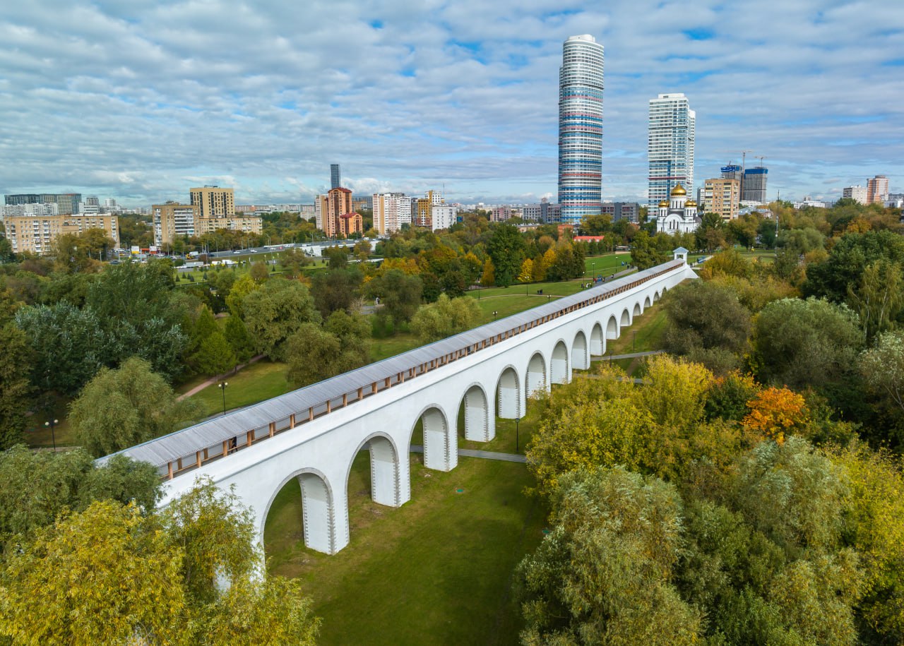 55 мостовых сооружений отремонтировали в столице в 2025 году Содержанию столичных мостовых сооружений уделяется особое внимание все они проходят регулярные обследования по итогам которых при необходимости принимается решение о выполнении капитального или текущего ремонта В прошлом году обновили рекордное количество объектов 55 в том числе такие знаковые как Кутузовская развязка Ростокинский акведук и эстакада на Дмитровском шоссе за МКАД рассказал заместитель Мэра Москвы Петр Бирюков На 46 мостовых сооружениях провели текущий ремонт заменили деформационные швы гидроизоляцию барьерные ограждения шумо и грязезащитные экраны покрасили фасадные элементы выполнили модернизацию подъемного оборудования На Кутузовской развязке заменили шумозащитные экраны и отремонтировали ограждения На эстакаде на Дмитровском шоссе за МКАД восстановили гидроизоляцию На Крымском автодорожном мосту был выполнен самый большой объем работ по замене деформационных швов более 1 тыс метров Провели капитальный ремонт трех пешеходных мостов через озеро Бездонное в парке Серебряный бор отремонтировали несущие железобетонные конструкции мостовое полотно и перильное ограждение провели благоустройство прилегающей территории Капитально отремонтировали Ростокинский акведук объект культурного наследия федерального значения Дополнительно отреставрировали архитектурные элементы и восстановили исторический облик сооружения сохранив при этом его функциональность как пешеходного моста Капитальный ремонт завершился еще на пяти мостовых сооружениях путепроводах Владычино Крутицы и Коксогазовый МКАД путепроводе Косино МКАД автодорожном мосту Сколковский 3 км и эстакаде Варшавская МКАД факт с 2011 года все инженерные сооружения в столице прошли различные виды ремонта что позволило продлить срок безопасной эксплуатации и создать более комфортные условия для движения водителей и пешеходов Больше о событиях Москвы в каналах Мэра Москвы Сергея Собянина и Городское хозяйство Москвы в MAX